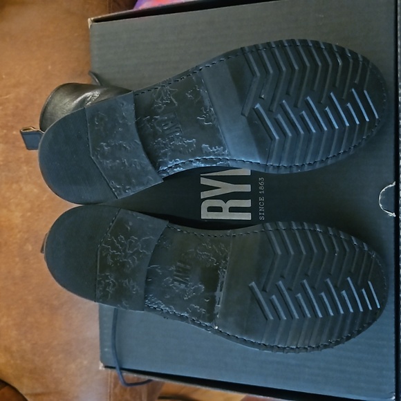 Frye Veronica Combat Boots Like New! 215.00 Reduced $175 Reduced $165 Firm! - Picture 2 of 5